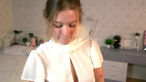 Snapshot of bambi_bimboo chatting on June 7, 2026, 5:27 pm Mila online show from June 7, 2026, 5:27 pm