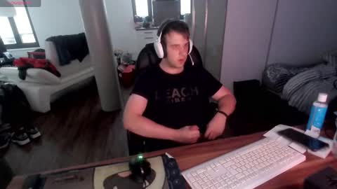 Snapshot of bananastickstrips chatting on May 18, 2026, 6:47 pm bananastickstrips online show from May 18, 2026, 6:47 pm