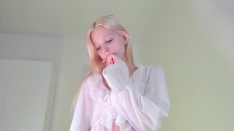 Snapshot of barbie_bella07 chatting on November 21, 2025, 2:54 am Bella online show from November 21, 2025, 2:54 am