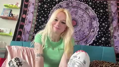 Snapshot of bardoteyed chatting on January 23, 2025, 6:35 pm Bardot Eyed online show from January 23, 2025, 6:35 pm