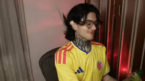 Snapshot of bastiel_ chatting on July 15, 2026, 11:43 pm Bastiel online show from July 15, 2026, 11:43 pm