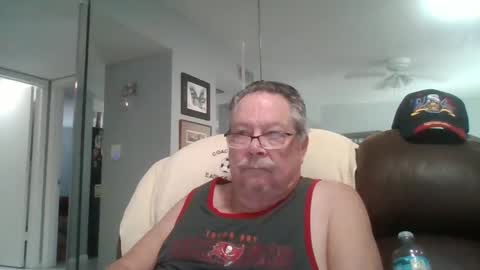Snapshot of bbb1952 chatting on October 28, 2025, 2:42 pm Single Grandpa in Florida. Love to C2C and have Fun Privately online show from October 28, 2025, 2:42 pm