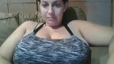 Snapshot of beccabee37 chatting on October 21, 2025, 11:16 pm beccabee37 online show from October 21, 2025, 11:16 pm