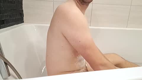 beenee3 online show from February 17, 2025, 8:30 am