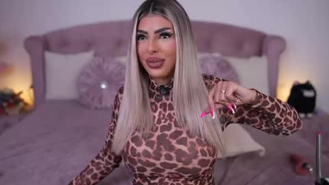Snapshot of bella_blonda chatting on April 17, 2026, 9:40 pm Emma Bella online show from April 17, 2026, 9:40 pm