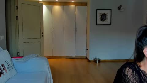 Anna  online show from September 15, 2025, 9:09 am