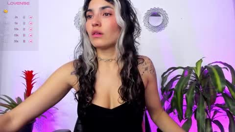 Snapshot of bella_thorne3 chatting on January 17, 2025, 11:40 pm Bella online show from January 17, 2025, 11:40 pm