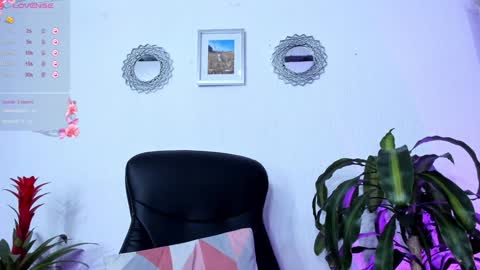 Snapshot of bella_thorne3 chatting on January 23, 2025, 2:12 am Bella online show from January 23, 2025, 2:12 am