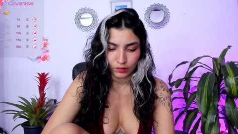 Snapshot of bella_thorne3 chatting on February 9, 2025, 2:28 am Bella online show from February 9, 2025, 2:28 am