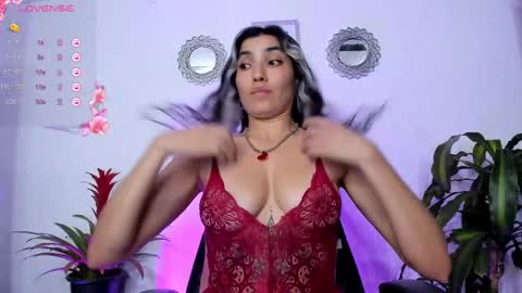 Snapshot of bella_thorne3 chatting on March 2, 2025, 3:56 am Bella online show from March 2, 2025, 3:56 am