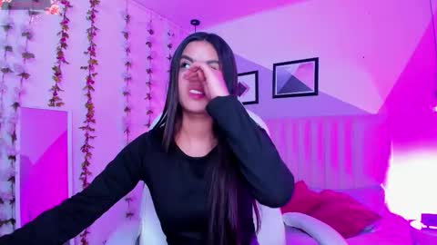 BELLA online show from December 3, 2025, 8:07 pm