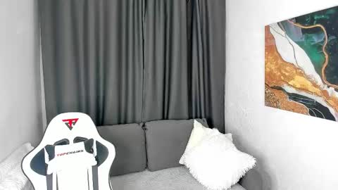 Snapshot of bella_xx_ chatting on October 8, 2025, 3:15 am Hi I am Bella I am a first day here online show from October 8, 2025, 3:15 am