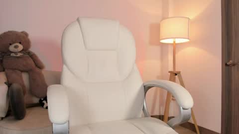 Snapshot of bellamia_ chatting on May 4, 2026, 4:19 am Bella Mia online show from May 4, 2026, 4:19 am