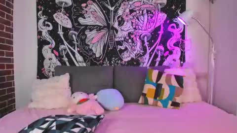 Snapshot of bellamour_r chatting on June 24, 2026, 9:03 pm Bella online show from June 24, 2026, 9:03 pm