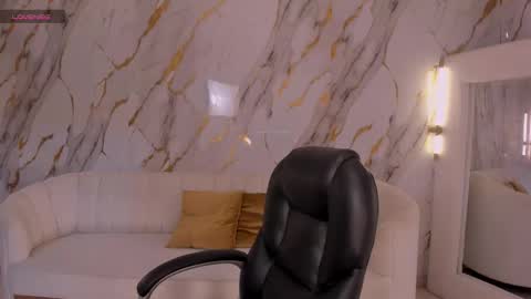 Snapshot of bellathompsonx_ chatting on March 2, 2026, 5:30 am Bella online show from March 2, 2026, 5:30 am