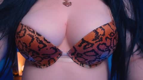 Snapshot of bellelovexx chatting on December 27, 2024, 9:43 pm Hello I am kind friendly and cute girl online show from December 27, 2024, 9:43 pm
