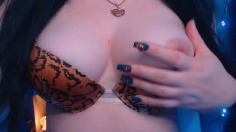 Snapshot of bellelovexx chatting on December 29, 2024, 10:47 pm Hello I am kind friendly and cute girl online show from December 29, 2024, 10:47 pm