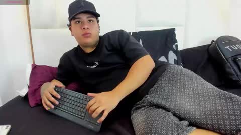 bennett_alejoo online show from September 16, 2025, 5:03 pm