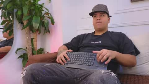 bennett_alejoo online show from April 8, 2026, 7:03 pm