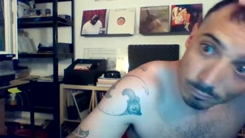 Snapshot of bennyhola chatting on June 22, 2026, 10:45 am BennyHola online show from June 22, 2026, 10:45 am