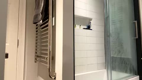 benz10001 online show from November 4, 2025, 11:15 pm