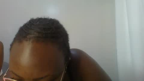 berries_lee online show from March 11, 2025, 8:52 am