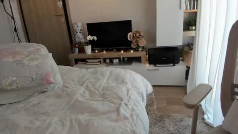 Vicky   online show from March 6, 2025, 11:58 am