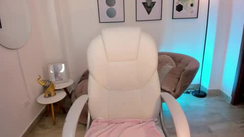 beverlyy johnson online show from October 12, 2025, 3:49 am