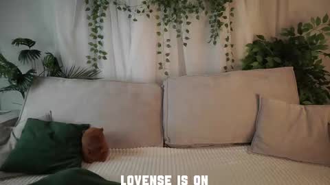 Eliz online show from December 4, 2025, 1:04 am