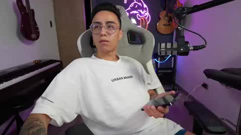 bigxboy96 online show from February 18, 2025, 7:10 am