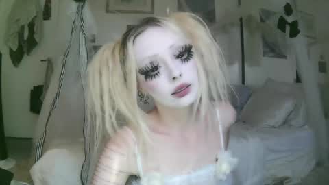 vampire fang  online show from April 20, 2026, 6:53 pm