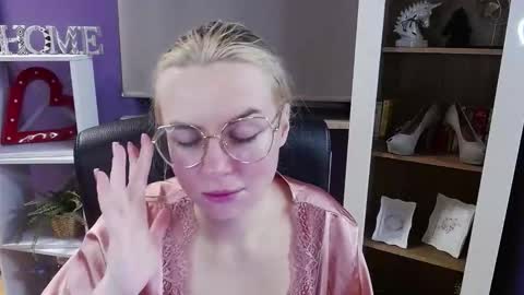 Z O E Y online show from February 3, 2026, 5:27 am