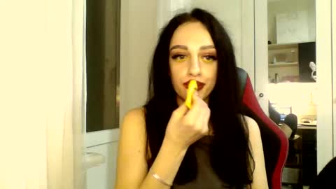 Snapshot of blacky_berry chatting on March 5, 2025, 11:05 pm Ivy online show from March 5, 2025, 11:05 pm