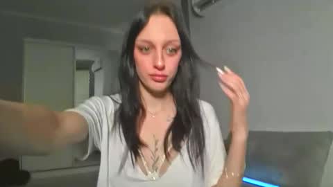 Snapshot of blacky_berry chatting on October 21, 2025, 11:22 am Ivy online show from October 21, 2025, 11:22 am