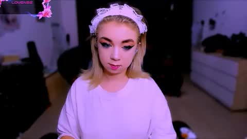 Nicole online show from November 16, 2025, 2:44 pm