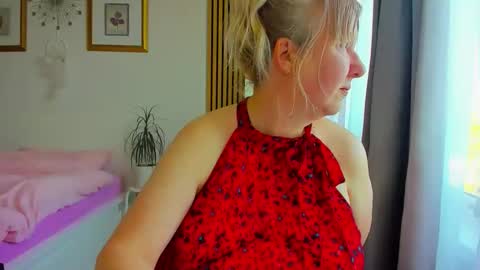 Snapshot of blonde_angel20 chatting on May 15, 2026, 3:52 pm Nicole online show from May 15, 2026, 3:52 pm