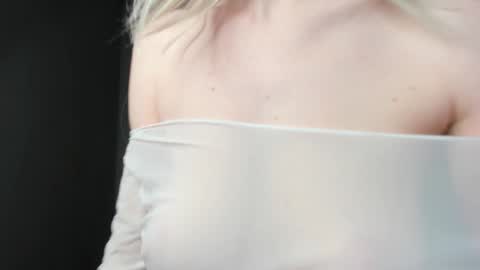 Snapshot of blondesoulmate chatting on December 18, 2024, 11:30 pm Elisa online show from December 18, 2024, 11:30 pm