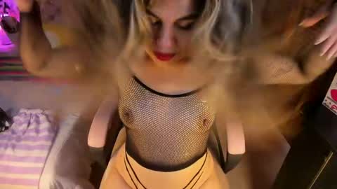Snapshot of blondy_blows69 chatting on April 5, 2026, 10:07 pm Isis online show from April 5, 2026, 10:07 pm