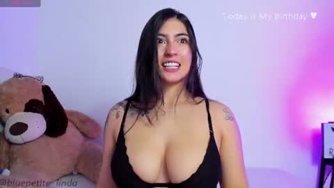 Snapshot of blue_petite chatting on June 30, 2026, 3:24 pm Linda online show from June 30, 2026, 3:24 pm