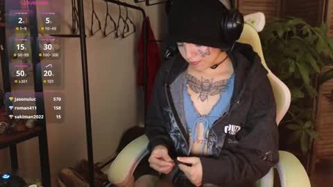 Snapshot of bluedweeb chatting on December 14, 2024, 2:23 am Blue online show from December 14, 2024, 2:23 am