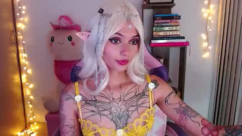 Snapshot of bluee_v chatting on May 7, 2026, 2:06 am Im Abril .. Nice to meet you thumb up me please its important INDEPENDENT MODEL online show from May 7, 2026, 2:06 am