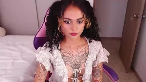 Snapshot of bluee_v chatting on June 3, 2026, 10:37 pm Im Abril .. Nice to meet you thumb up me please its important INDEPENDENT MODEL online show from June 3, 2026, 10:37 pm