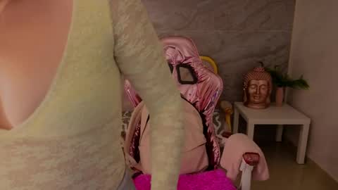 Bonnie  online show from April 18, 2026, 7:07 pm