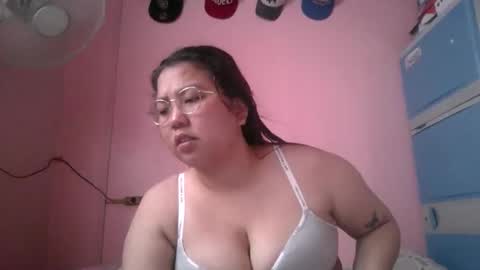 Snapshot of boobsiemarie chatting on May 15, 2026, 5:36 am MommyMarie-Singlemom of 2. online show from May 15, 2026, 5:36 am
