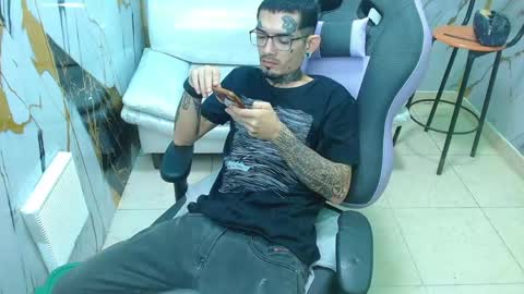 boy_tatto77 online show from May 3, 2026, 12:44 pm