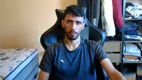 boyzinm2 online show from February 18, 2026, 10:44 am