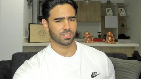 bradleymartin7 online show from February 4, 2025, 2:39 am