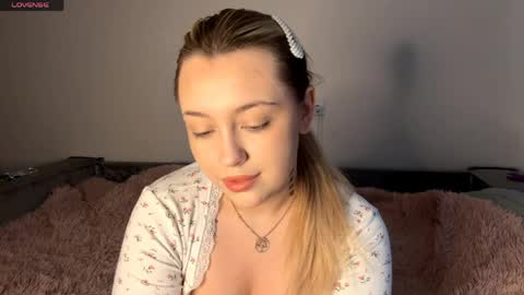 Mia   online show from April 12, 2026, 7:24 am