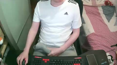 Snapshot of britishtom93 chatting on April 5, 2026, 11:46 pm British Tom online show from April 5, 2026, 11:46 pm