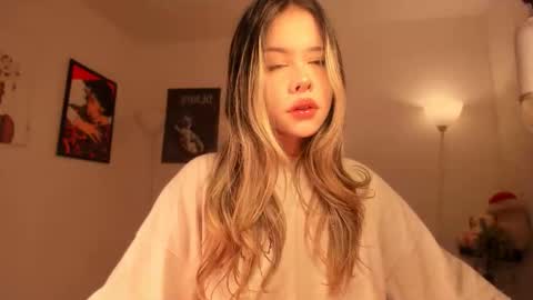 Nat  Independent model  Please help me to reach 200 thumbs up online show from December 19, 2025, 4:52 am